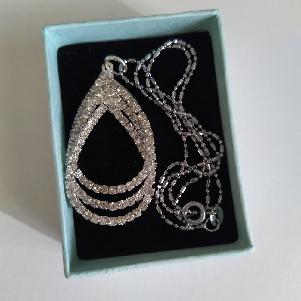 *SALE* NWT Silver Studded Raindrop Pendant Necklace